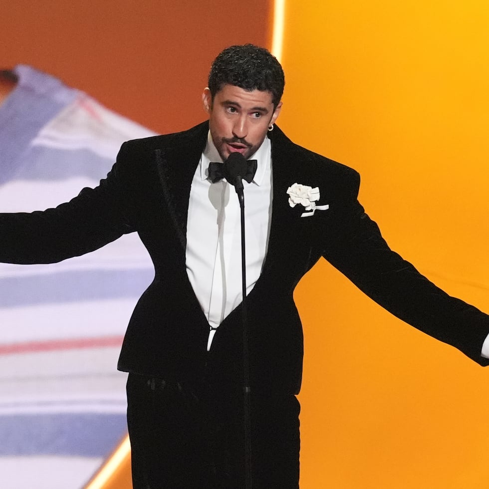 Bad Bunny acepta el premio al álbum del año por "Debí Tirar Más Fotos" durante la 68ª edición anual de los Premios Grammy en Los Ángeles. (Foto AP/Chris Pizzello)