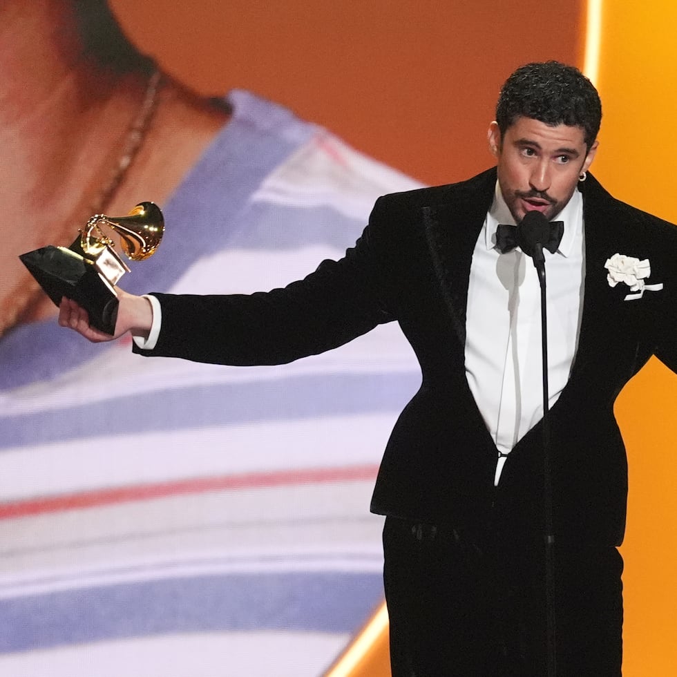 Bad Bunny acepta el premio al álbum del año por "Debí Tirar Más Fotos" durante la 68ª edición anual de los Premios Grammy el domingo 1 de febrero de 2026, en Los Ángeles. (Foto AP/Chris Pizzello)