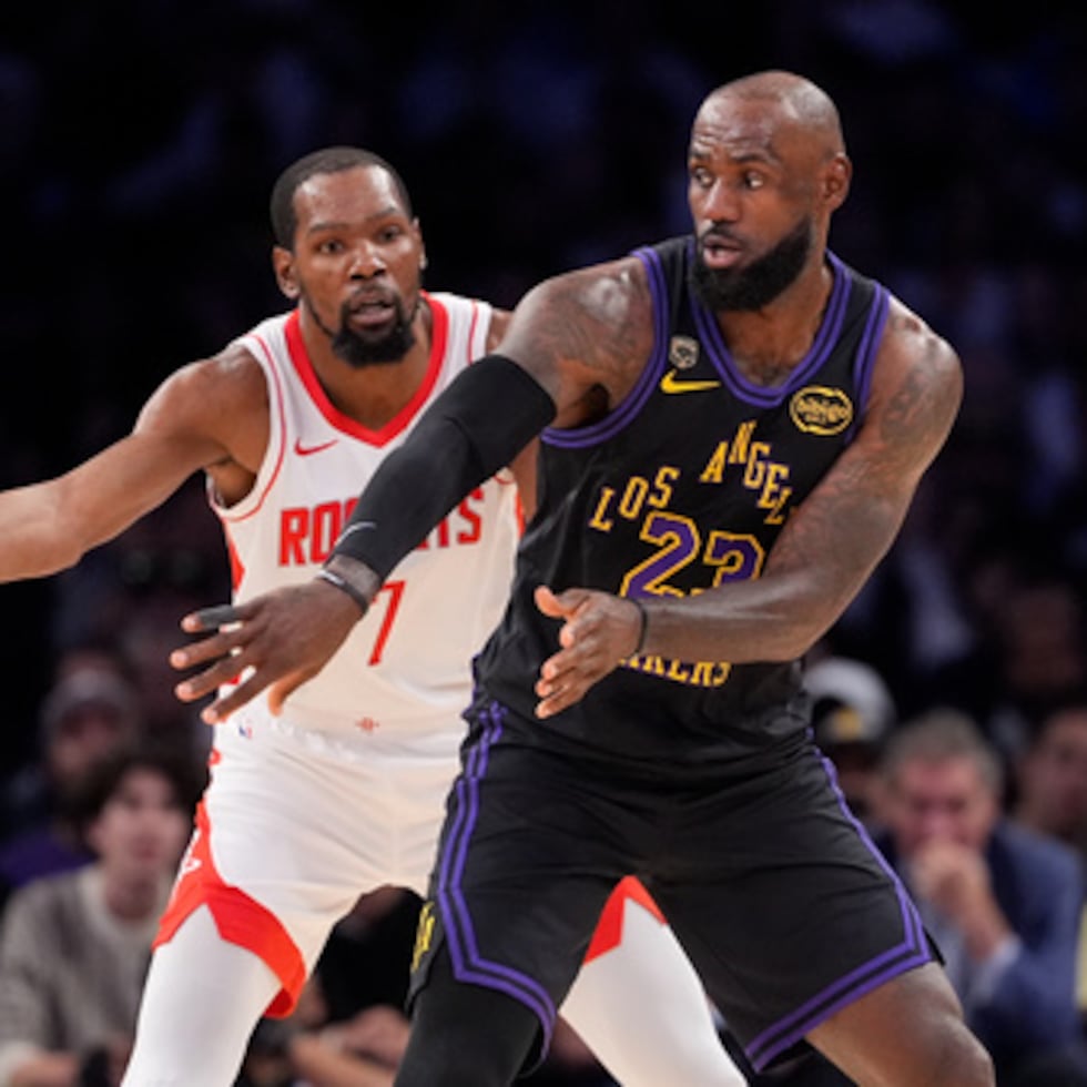 LeBron James pasa el balón ante la defensa del alero de los Rockets de Houston Kevin Durant durante la primera mitad del segundo partido de la primera ronda de los playoffs.