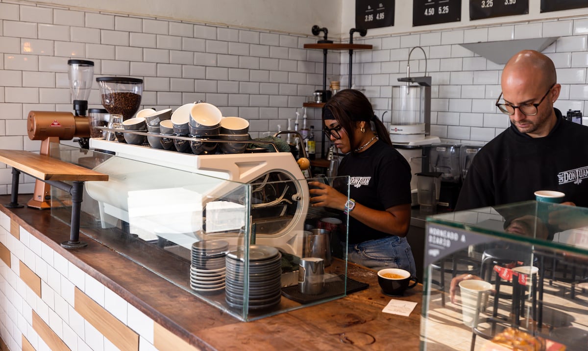 Café Don Juan celebra 14 años con expansión de nuevas tiendas y fábrica de vasos