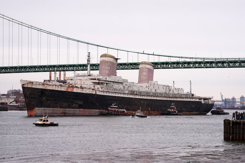 ARCHIVO - El SS United States es remolcado por el río Delaware entre Pensilvania y Nueva Jersey, desde Filadelfia, el miércoles 19 de febrero de 2025. (Foto AP/Matt Rourke, Archivo)
