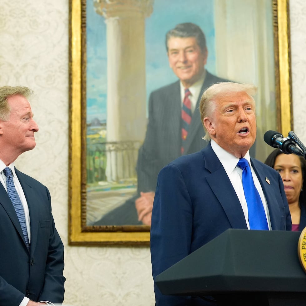 El Presidente Donald Trump habla mientras Josh Harris, propietario de los Commanders de Washington, a la izquierda, el Comisionado de la NFL Roger Goodell y la alcaldesa del Distrito de Columbia Muriel Bowser escuchan durante un evento en la Oficina Oval de la Casa Blanca, el 5 de mayo de 2025, en Washington. (AP Photo/Alex Brandon, Archivo)