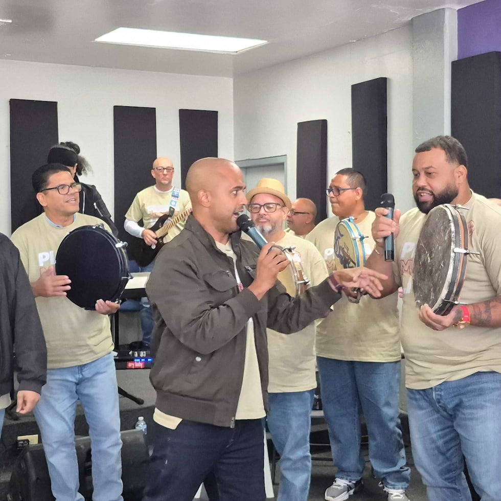Plena Libre ofreció talleres de percusión, pandero y composición durante siete semanas en el Complejo Correccional en Bayamón. El músico Emanuel Santana dirigió a los confinados durante la improvisación de una plena.