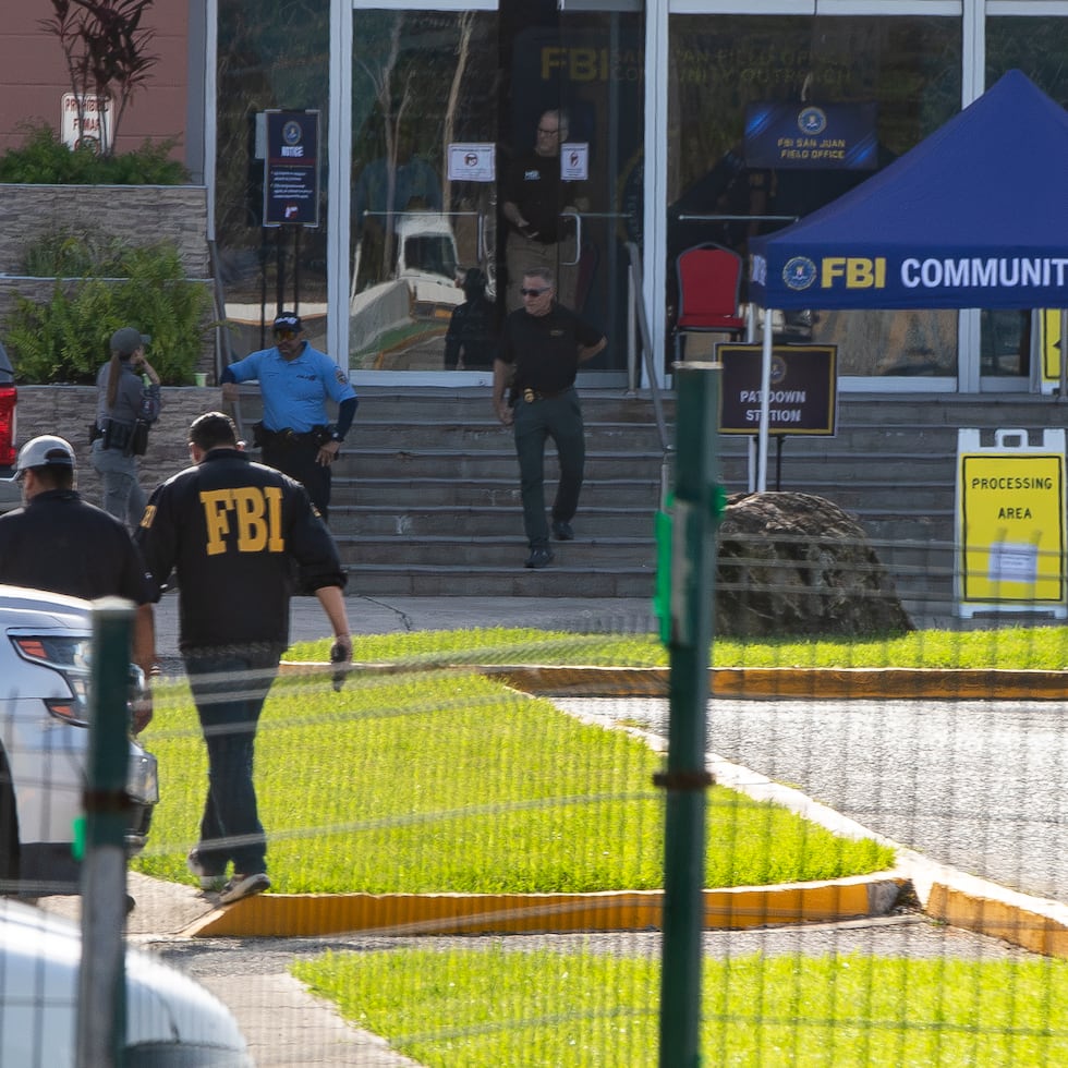 2026 08 26 CABO ROJO Agentes federales realizaron operativo en el area oeste en horas de la manana . Los detenidos fueron llevados al Centro de Convenciones de Cabo Rojo en la PR 100 . En la foto : vista de agente del FBI regresando al edificio . GFR Media / El Nuevo Dia © Jorge A Ramirez Portela