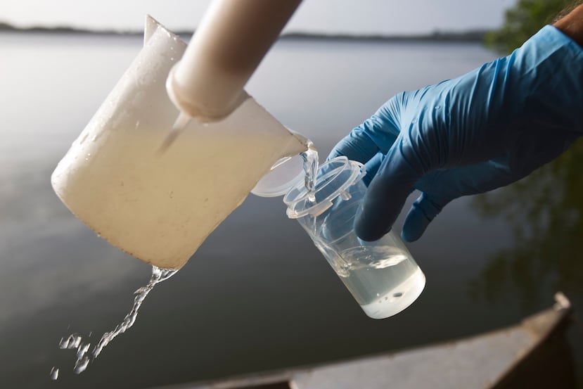 Técnicos de Altol Chemical Environmental Laboratory, en Ponce, recopilaron y analizaron las muestras para los parámetros de coliformes totales y fecales establecidos por la Agencia Federal de Protección Ambiental (EPA, en inglés).