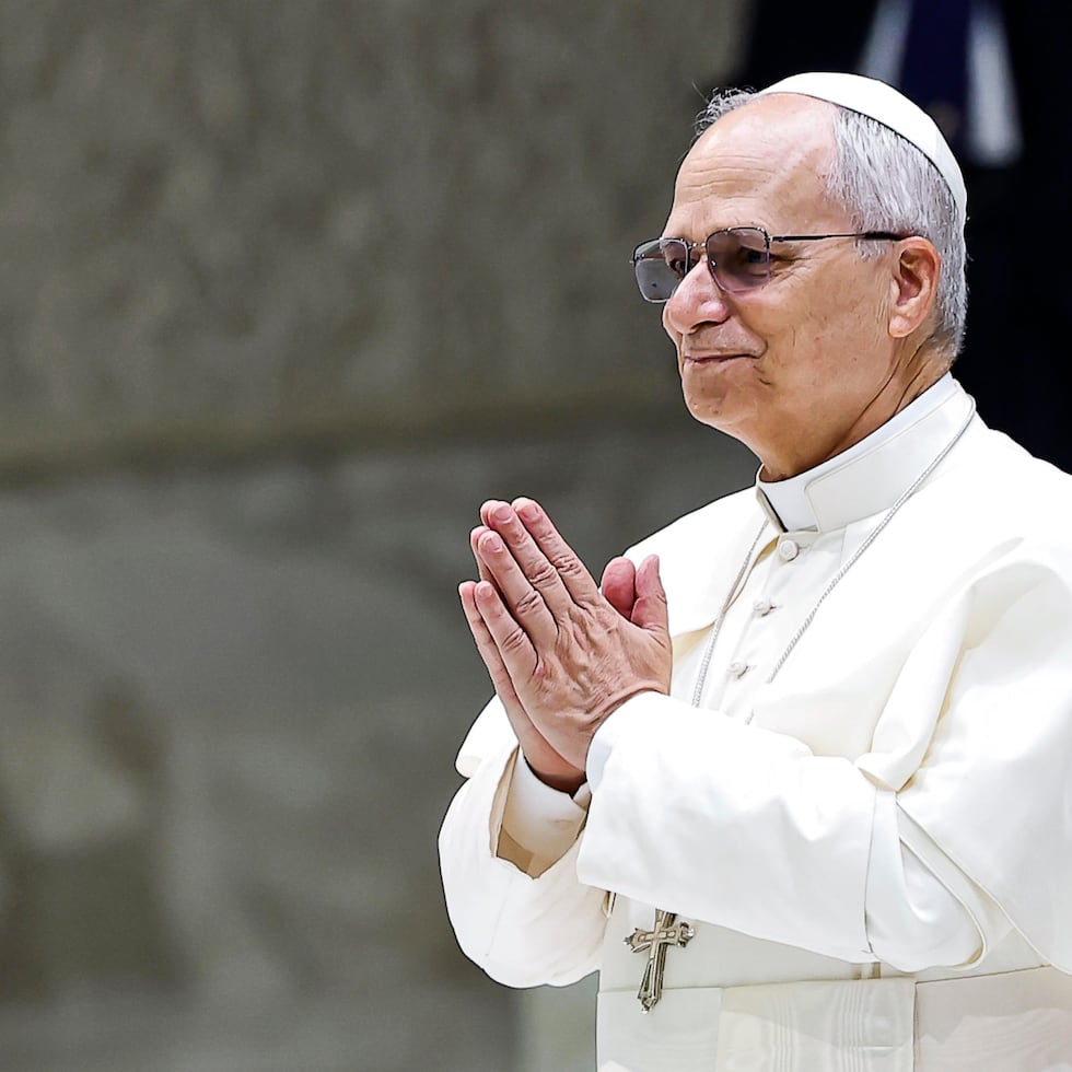 En un acto por la paz en presencia de otros líderes religiosos celebrado junto al Coliseo de Roma, el papa manifestó que “con la fuerza de la oración, con las manos desnudas, alzadas al cielo y abiertas hacia los demás, debemos hacer que esta etapa de la historia marcada por la guerra y la prepotencia de la fuerza termine pronto y comience una historia nueva”.