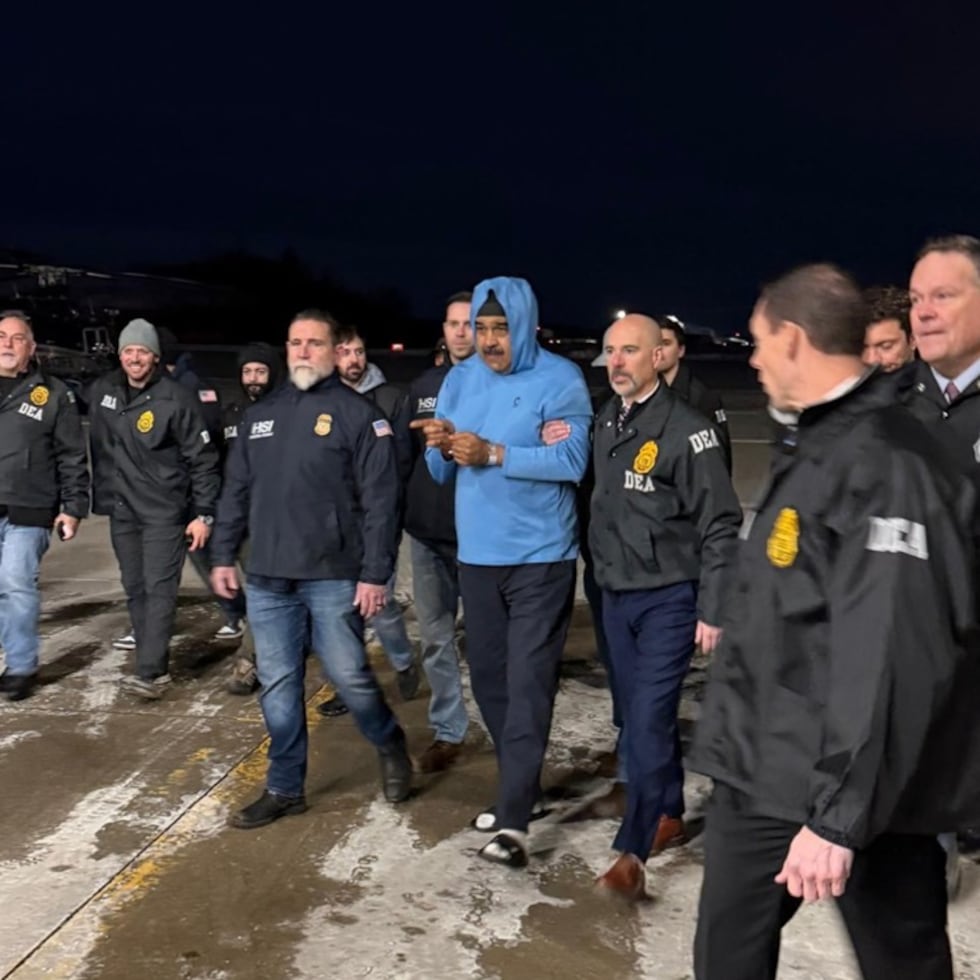 Fotografía que muestra al presidente de Venezuela, Nicolás Maduro (c), escoltado por agentes de la DEA en Nueva York.