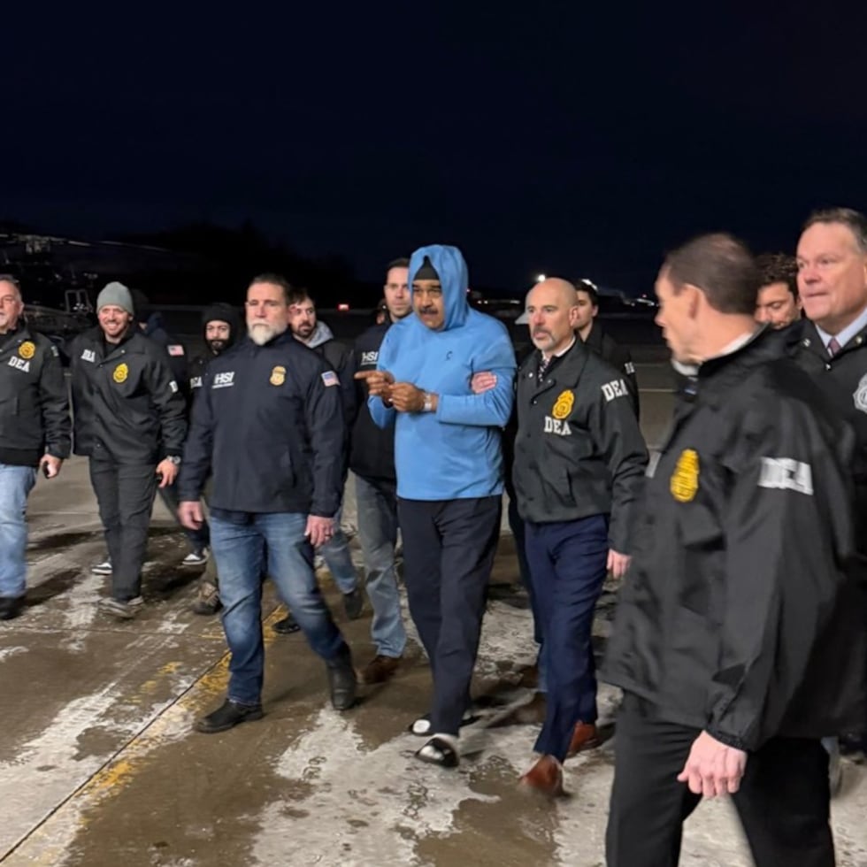 Fotografía que muestra al presidente de Venezuela, Nicolás Maduro (c), escoltado por agentes de la Administración para el Control de Drogas (DEA) este sábado, en Nueva York (Estados Unidos). EFE/ Rastreo de Redes