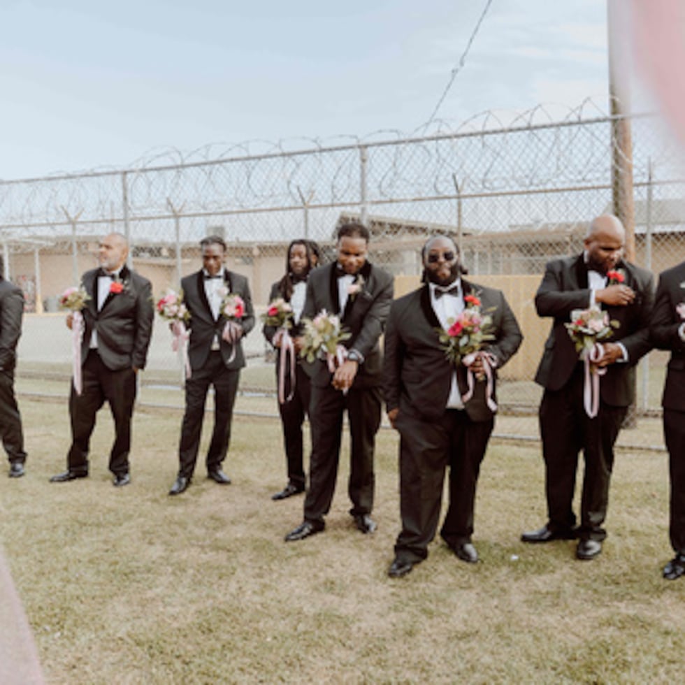 Esta foto facilitada por God Behind Bars muestra a presos de la Penitenciaría Estatal de Luisiana antes de un baile de padre e hija celebrado en el interior de la cárcel de Angola, Luisiana, el sábado 22 de noviembre de 2025. (Dios entre rejas vía AP)