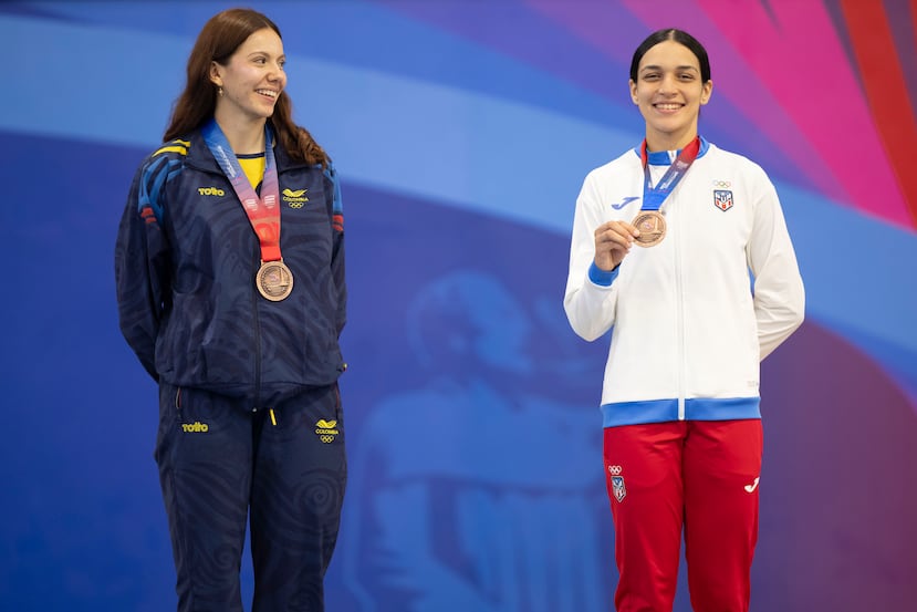 La puertorriqueña Isuangelis Soto, a la derecha, posa con su medalla de bronce en el taekwondo.