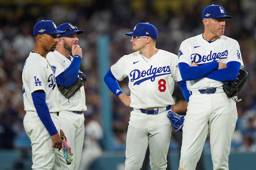 Mookie Betts, Max Muncy, Kike Hernández (centro) y Freddie Freeman, esperan en el cuadro interior durante una pausa por cambio de lanzador en la cuarta entrada.