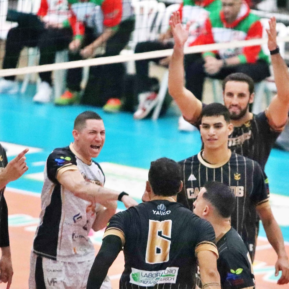 Los Cafeteros de Yauco celebran un punto en e partido que conquistaron el campeonato de la LVSM. Foto: Heriberto Rosario Rosa