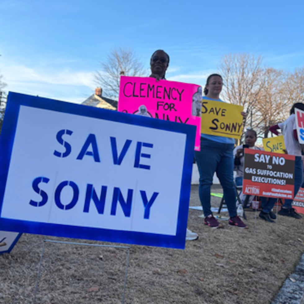 Una manifestación a favor de Sonny Burton, condenado a muerte, frente a la mansión de la gobernadora de Alabama en Montgomery, Alabama.