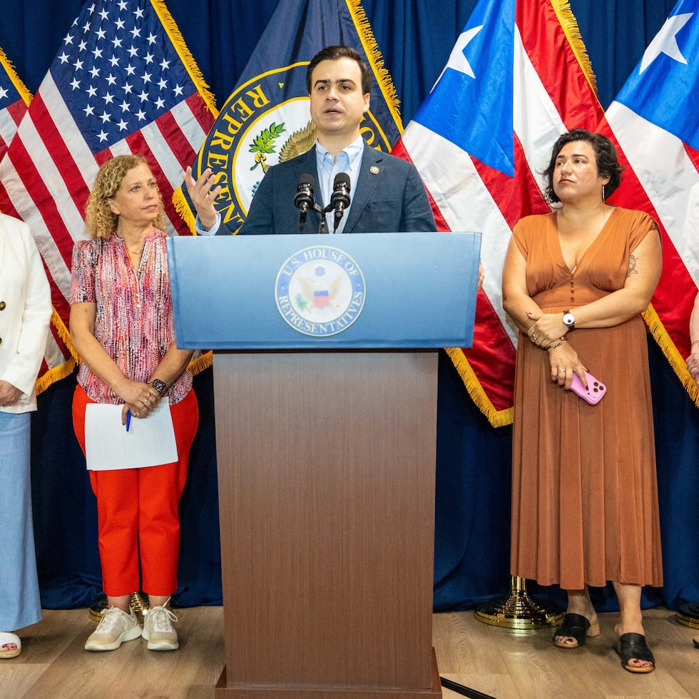 Congresswomen Debbie Wasserman, Nellie Pou, Emily Randall and Val Hoyle participated in a press conference with Pablo José Hernández.