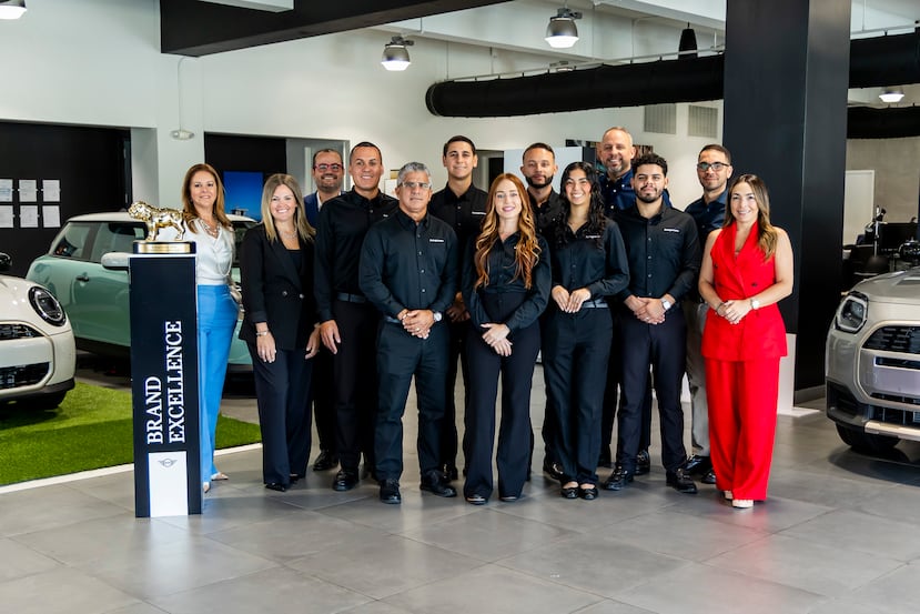Enrique de la Cruz, gerente general de ventas de Autogermana BMW y MINI; Marimer Martínez, vicepresidenta ejecutiva de Axis Automotive Group y Center Operator de Autogermana BMW y MINI; y Keileany Bula, gerente de Autogermana MINI y Autogermana Certified Pre-Owned.
