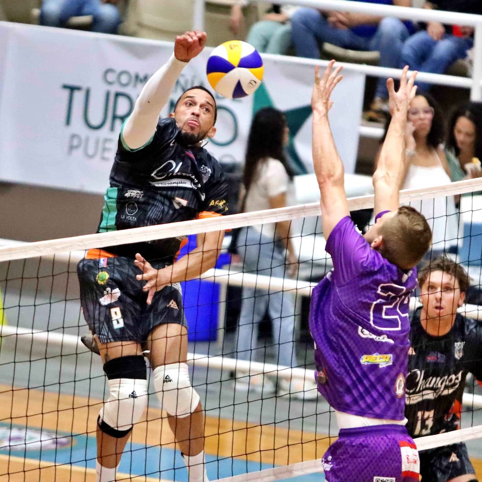Ángel 'Chomo' Rivera, de los Changos de Naranjito, ataca por el medio ante Adjuntas en la acción del sábado del Voleibol Superior Masculino.