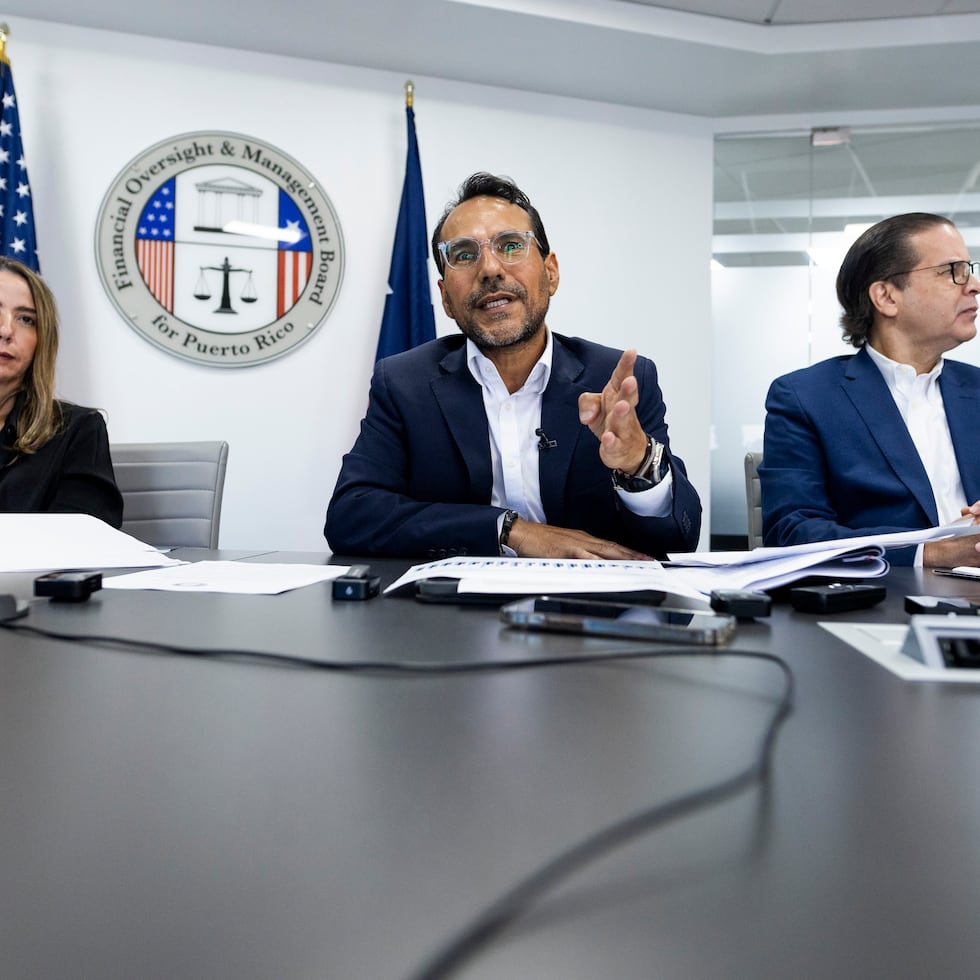 Robert Mujica (centro) es el director de la Junta de Supervisión Fiscal desde enero de 2023.