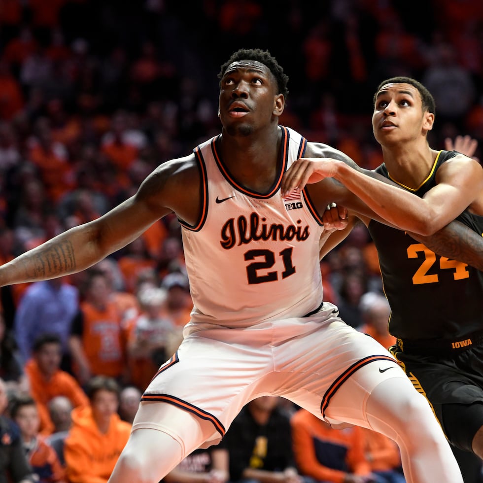 Kofi Cockburn, a la izquierda, jugó tres años con Illinois.