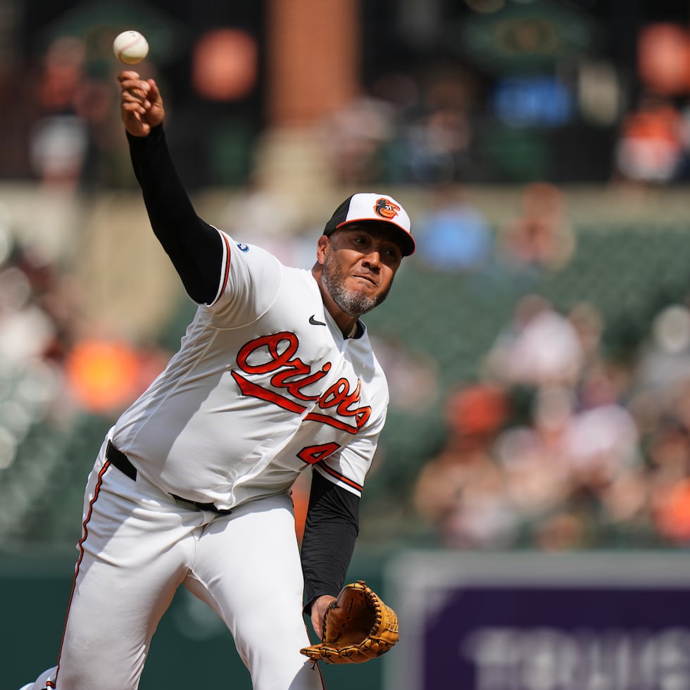 El pitcher de los Orioles de Baltimore, Albert Suárez, lanza en la octava entrada del encuentro ante los Rangers de Texas.
