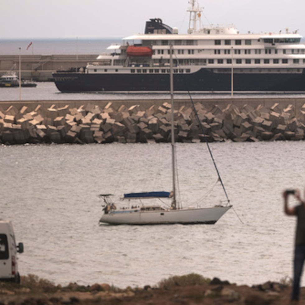 El crucero afectado por un brote de hantavirus, MV Hondius, se ha fondeado en el puerto de Granadilla, Tenerife, en las islas Canarias, España.