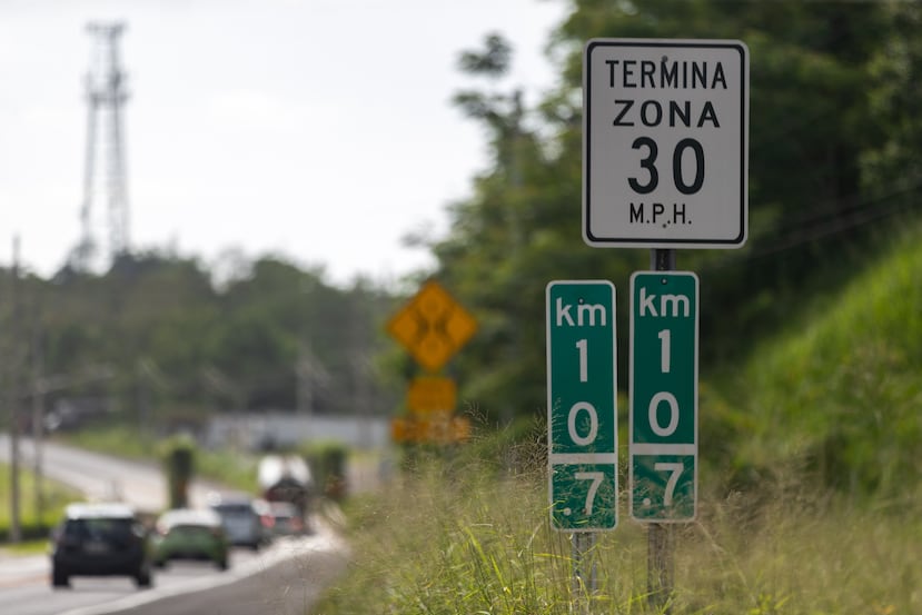 Letrero que indica el numero del kilómetro en la carretera 111 de San Sebastián a Moca .