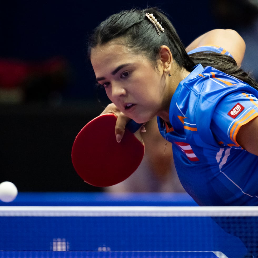 Adriana Díaz, raqueta estelar de Puerto Rico, durante la competencia de tenis de mesa en Santo Domingo 2026.