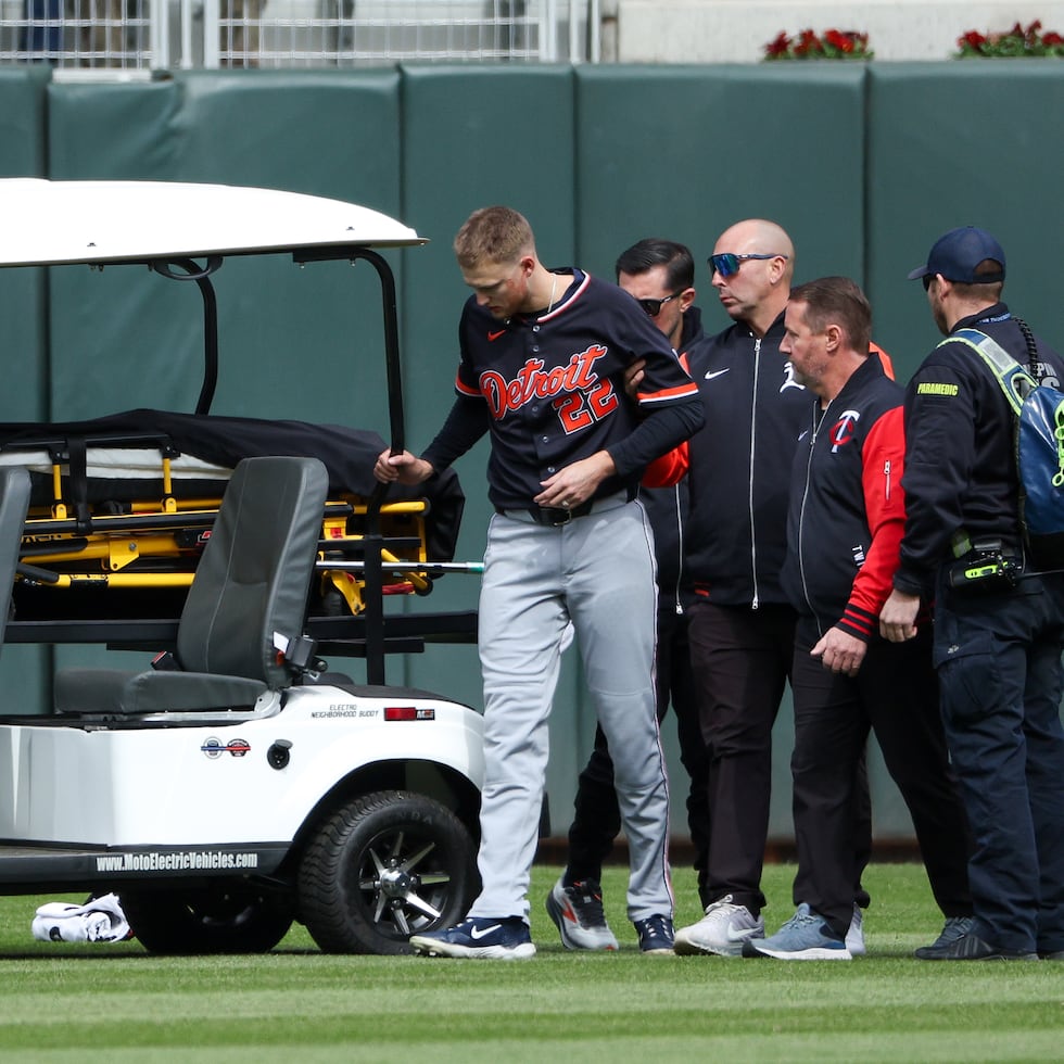 Parker Meadows es asistido para salir del terreno de juego luego de chocar con su compañero Riley Greene.