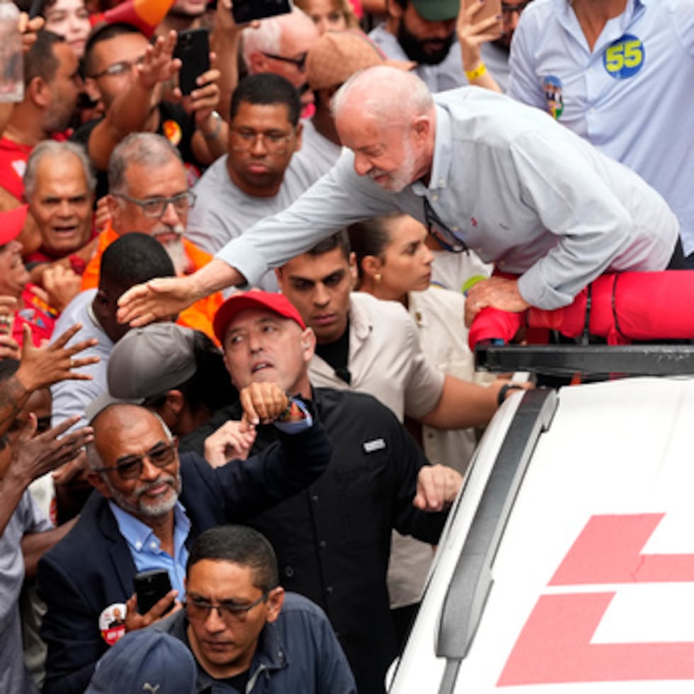 El presidente brasileño Luiz Inácio Lula da Silva, que se presenta a la reelección, saluda a sus seguidores durante un mitin de campaña en Río de Janeiro, el viernes 2 de octubre.