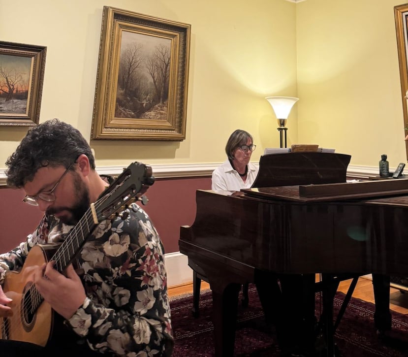 El guitarrista Arturo Castro Nogueras junto a su madre, la pianista Magdalena Nogueras, durante el recital del sábado, 28 de febrero, en Washington D.C.