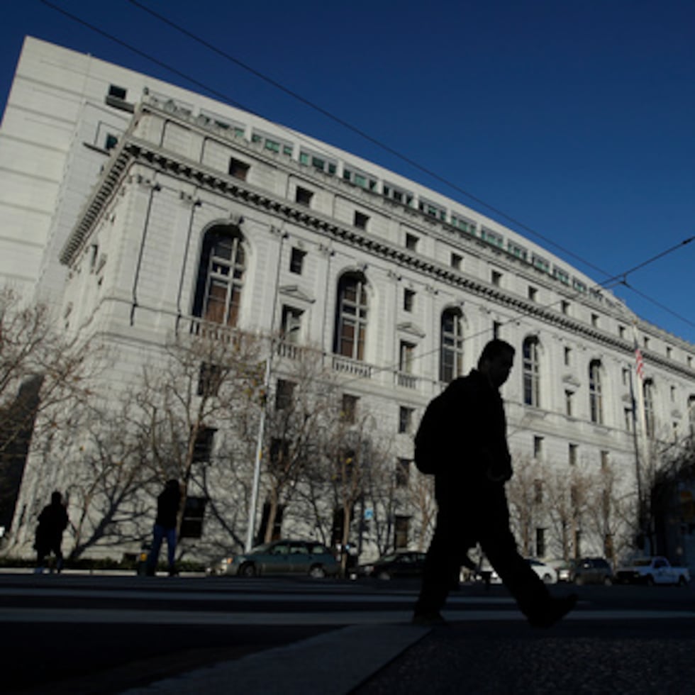 La práctica terminó en 2020, cuando la pandemia de coronavirus llevó al gobierno a restringir aún más a los solicitantes de asilo. El presidente Joe Biden rescindió formalmente el uso de la medición en 2021.