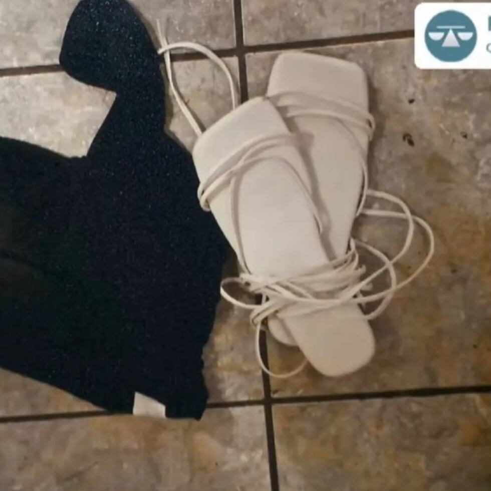 La imagen muestra una pieza de ropa y calzado ocupados como parte de una orden de allanamiento y registro en la residencia de Elvia Cabrera Rivera.