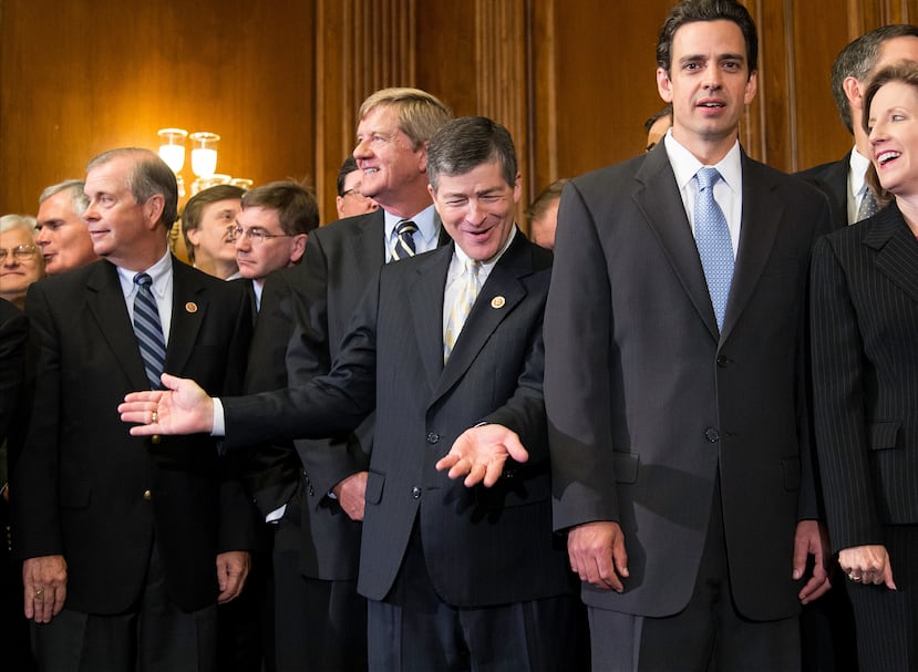 ARCHIVO - El representante Jeb Hensarling, republicano por Texas (centro), celebra con sus colegas conservadores la aprobación de un proyecto de ley que evitaría el cierre del gobierno y debilitaría la ley de salud, el logro más importante del primer mandato del presidente Barack Obama, el 20 de septiembre de 2013, en el Capitolio de Washington. (Foto AP/J. Scott Applewhite, Archivo)