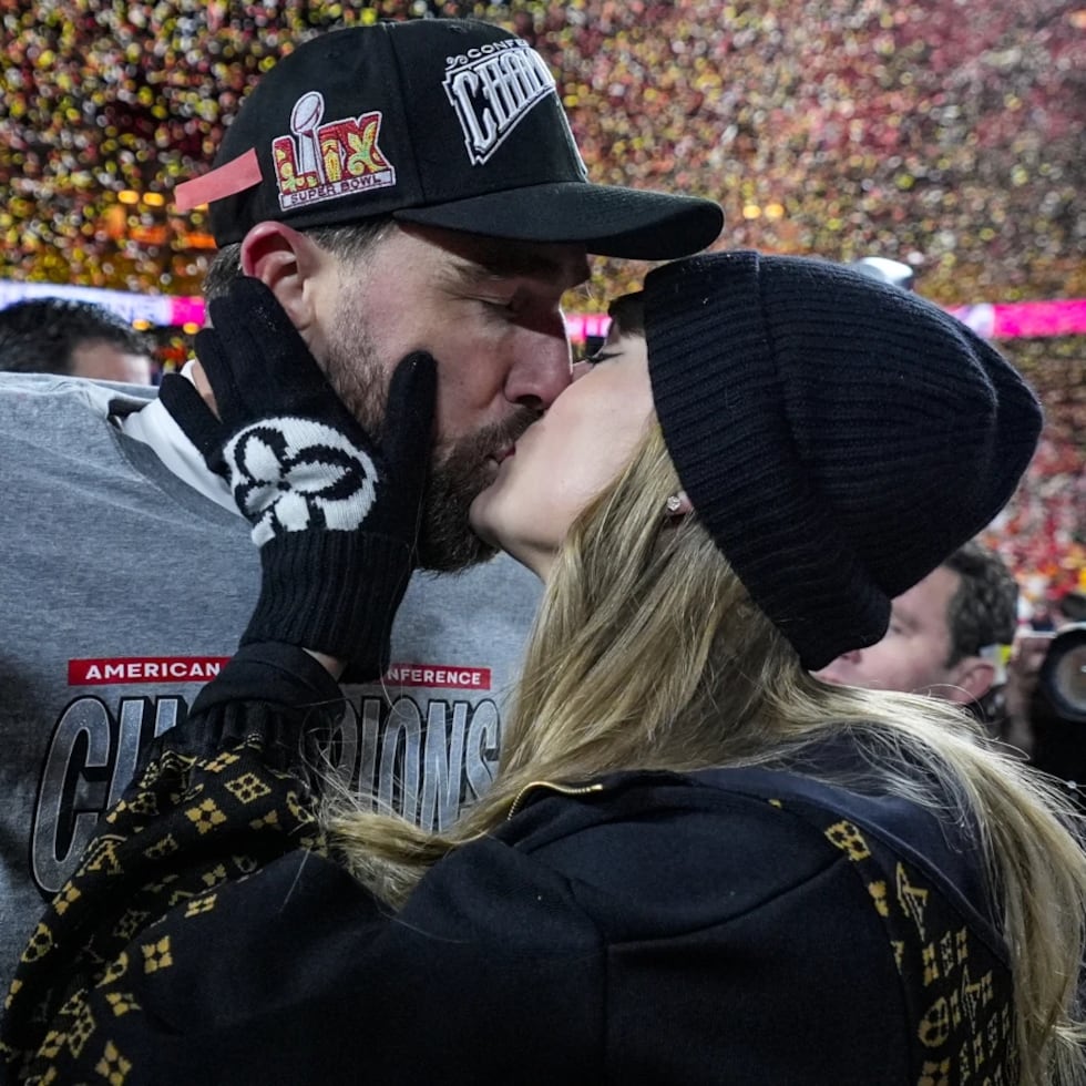 El ala cerrada de los Kansas City Chiefs, Travis Kelce, y Taylor Swift se besan después del partido de campeonato de la AFC contra los Buffalo Bills, el 26 de enero de 2025, en Kansas City, Missouri. (Foto AP/Ashley Landis, archivo)