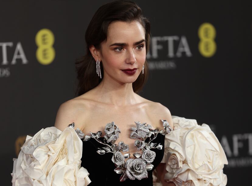 Lily Collins interpreta a Emily Cooper en la serie "Emily in Paris" de Netflix. EFE/Neil Hall