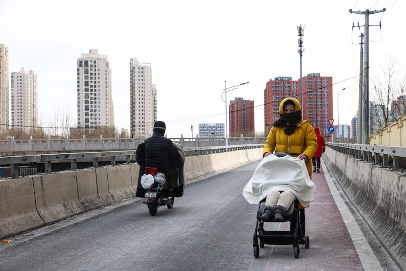 China perdió 3.4 millones de habitantes en 2025 ante otro récord negativo de la natalidad.