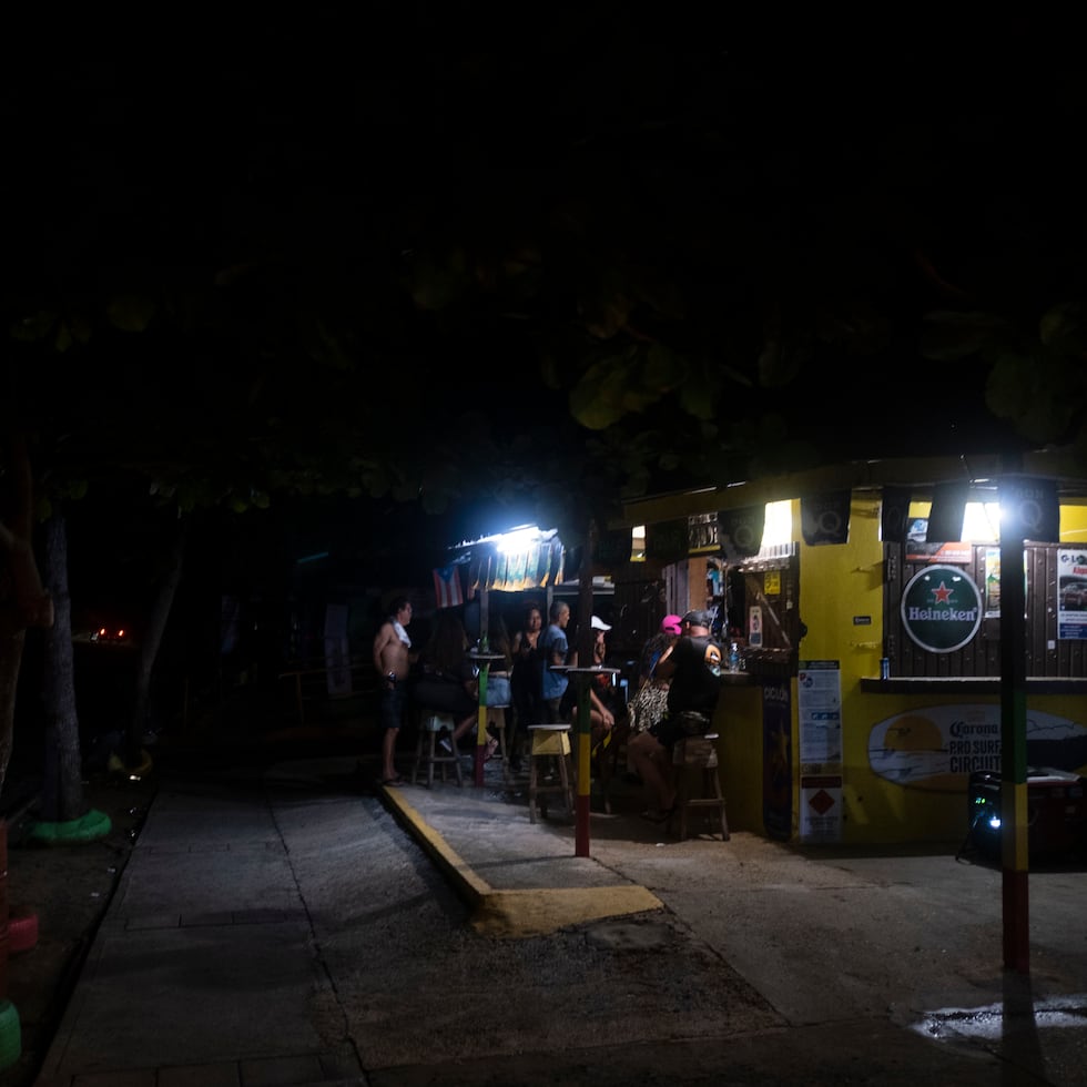 Isabela Puerto Rico, Abril 16, 2025 -apagón general dejó sin luz a toda la isla cerca de las 12:30 del mediodía, y podría perdurar por gran parte del jueves también.
En la foto vista parcial desde la villa pesquera de Isabela. Uno de los pocos negocios disponible. Trabajo con plantas.
Foto por:
Xavier Araújo | GFR Media
xavier.araujo@gfrmedia.com
Araujo