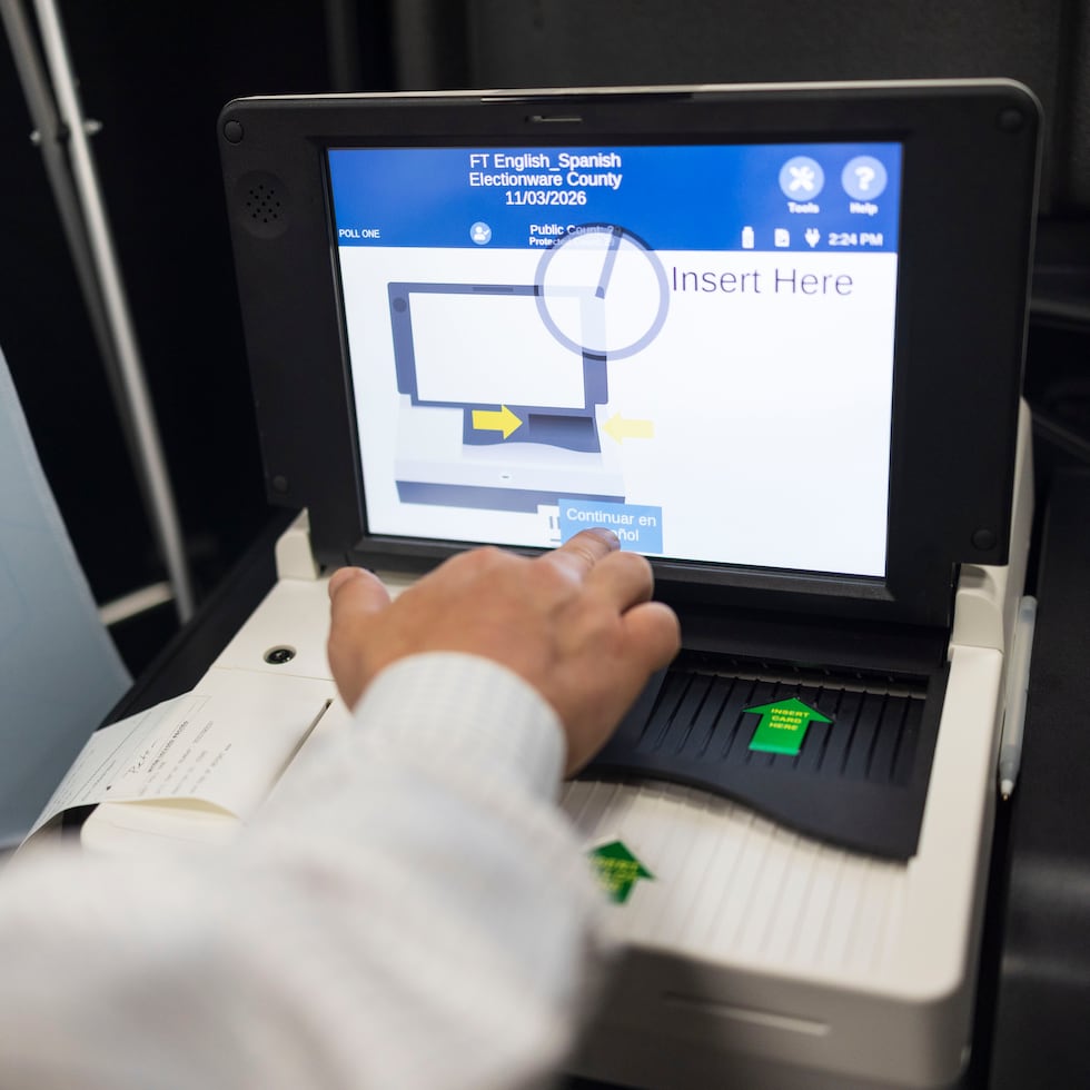 La empresa Election Systems & Software (ES&S) fue una de tres que presentó propuestas a la Comisión Estatal de Elecciones. En la foto, una de sus máquinas.