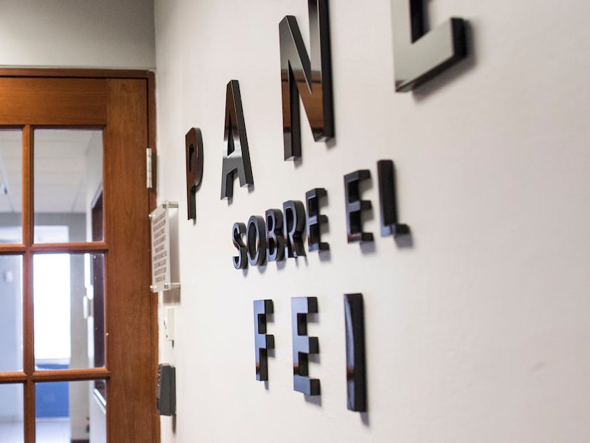 San Juan , Diciembre 19 , 2017 - PR HOY - FOTOS para ilustrar una historia sobre Uroyoán Walker ( expresidente de la Universidad de Puerto Rico UPR ) quien enfrentan cargos por la controversia con la distribucion de las becas presidenciales y a quien se le encontro causa para arresto y se tuvo que presentar al Panel sobre el FEI . EN LA FOTO Walker a su llegada de la oficina del Fiscal Especial Independiente .
.
FOTO POR: tonito.zayas@gfrmedia.com
Ramon " Tonito " Zayas / GFR Media