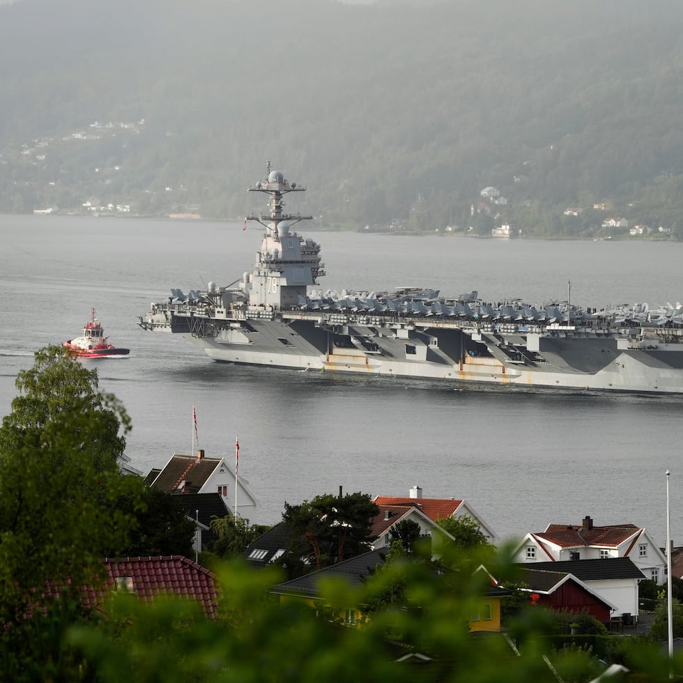 El portaaviones estadounidense USS Gerald R. Ford, entrando en el fiordo de Oslo, en Drobak, Noruega, el 12 de septiembre de 2025.