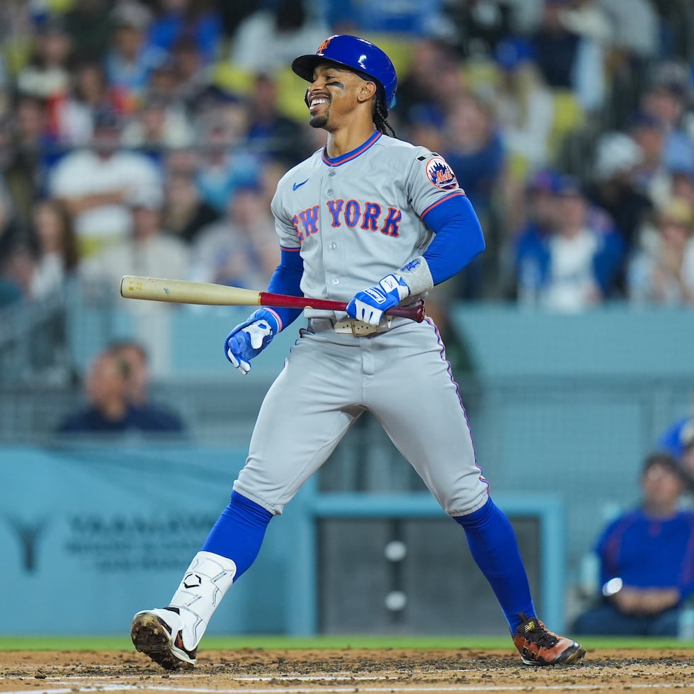 El puertorriqueño Francisco Lindor, de los Mets, ríe de incredulidad al ser ponchado con un lanzamiento a 99 millas por hora del japonés de los Dodgers, Shohei Ohtani.