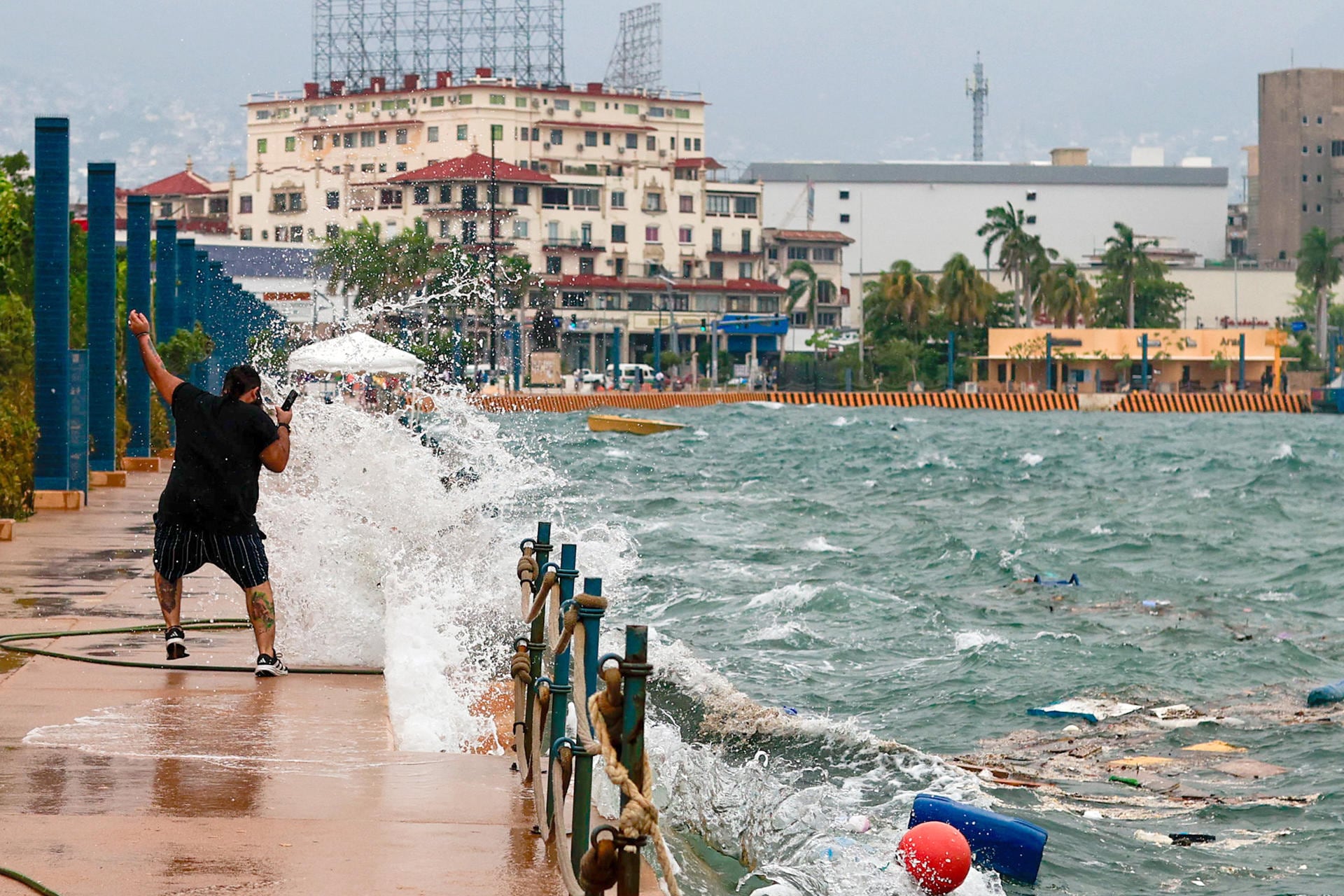 Huracán Polo alimenta temores de deslizamientos de tierra e inundaciones en el suroeste de México
