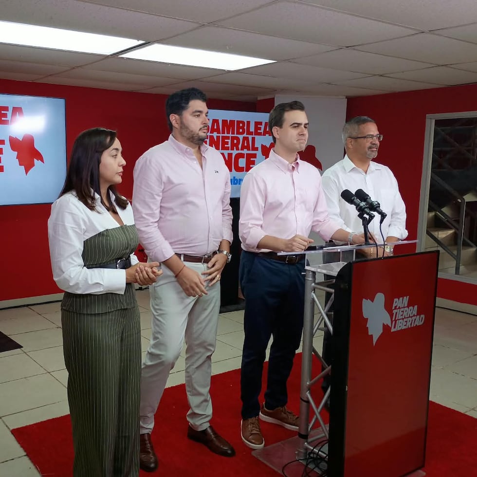 El presidente del PPD, Pablo José Hernández Rivera (centro), dijo que la votación para elegir a los nuevos miembros de la Junta de Gobierno de la colectividad será de 7:30 a.m. a 11:00 a.m.