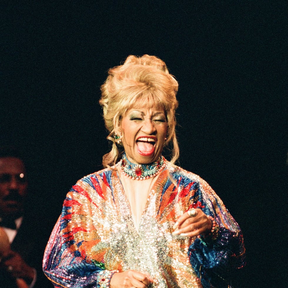 El público podrá apreciar una extraordinaria colección de vestidos, pelucas, zapatos, carteras y accesorios originales de Celia Cruz.