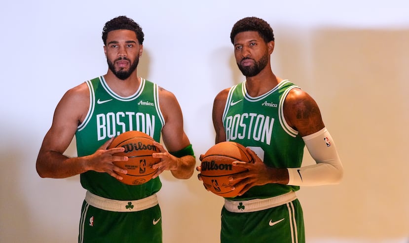 Paul George, derecha, posando junto a su nuevo compañero en los Celtics de Boston, Jayson Tatum.