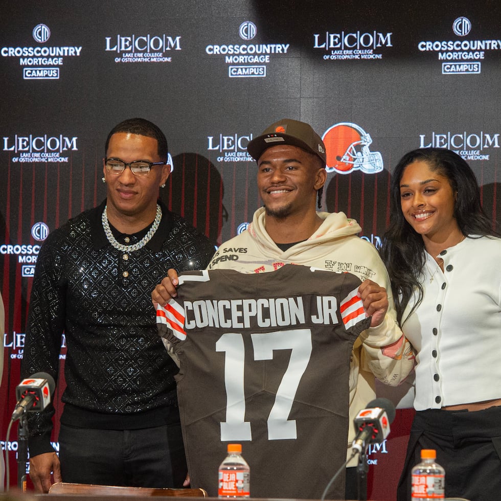 KC Concepción, con la camiseta de los Browns durante su presentación del equipo el viernes, posa junto a su padre Kevin, al centro, su madre Aerial, y su novia Lemyah Hylton (derecha).