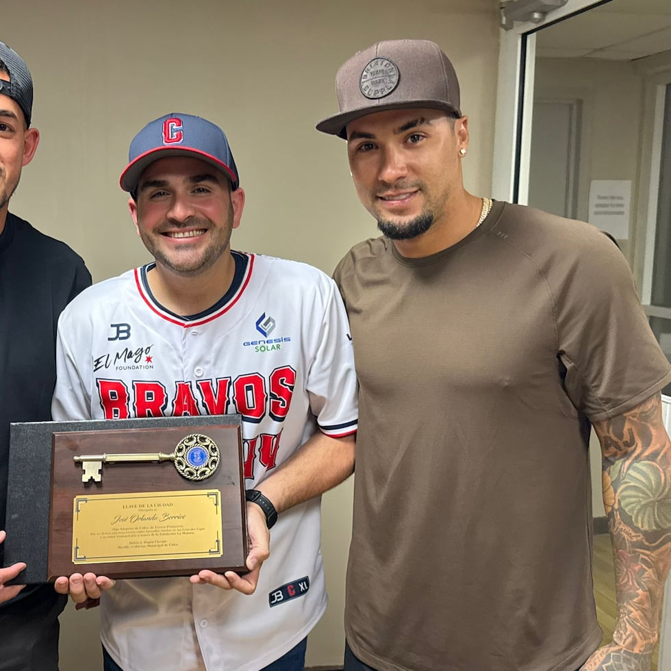 Javier Báez (derecha) recibió la llave de la ciudad de Cidra de manos del alcalde Delvis Pagán Clavijo (centro). A la izquierda, el lanzador de Grandes Ligas José Berríos también fue distinguido.
