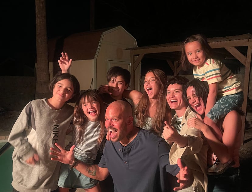 René Pérez posa junto al elenco de "In the summers".