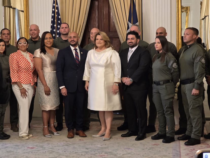 La gobernadora Jenniffer González recibió a los invitados al saludo protocolar en el Salón de los Espejos. En la foto, junto al superintendente de la Policía, Joseph González, y los agentes que participaron en el rescate de cinco menores en Canóvanas.
