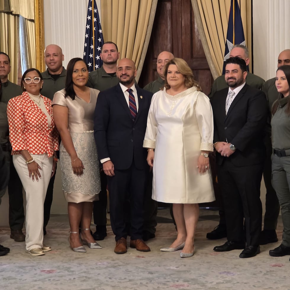La gobernadora Jenniffer González recibe a sus invitados en el Salón de los Espejos. En la foto, junto a su esposo, José Yovín Vargas; el superintendente de la Policía, Joseph González, y los agentes reconocidos.