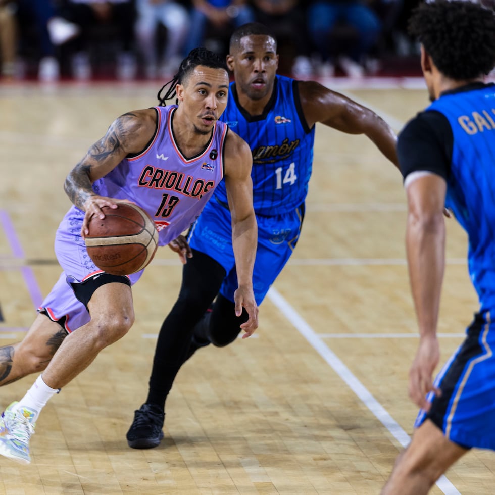 Travis Trice, de los Criollos, maneja el balón contra Gary Browne, de los Vaqueros.